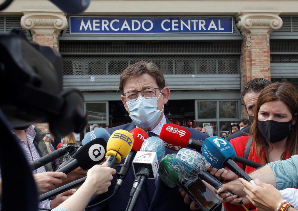 El presidente de la Generalitat, Ximo Puig, atiende a los medios.