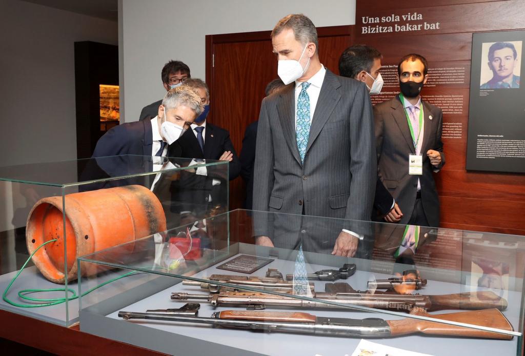 El Rey y el ministro del Interior se detienen ante la muestra de armas de ETA.
