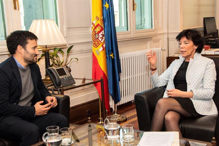 El conseller valenciano de Educacin, Vicent Marz, con la ministra Isabel Cela.