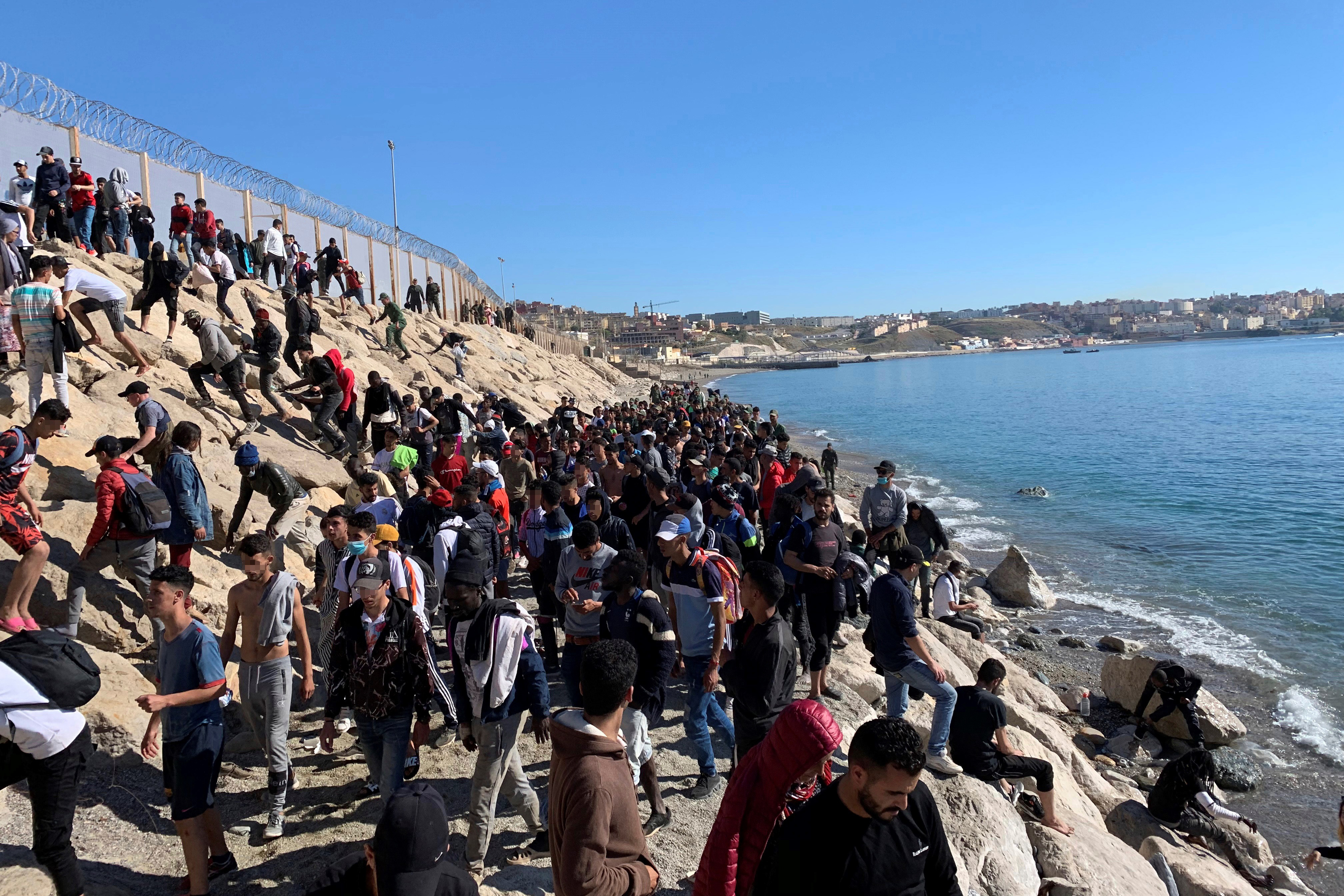 Un grupo de inmigrantes intenta cruzar la valla que separa Marruecos de Ceuta.