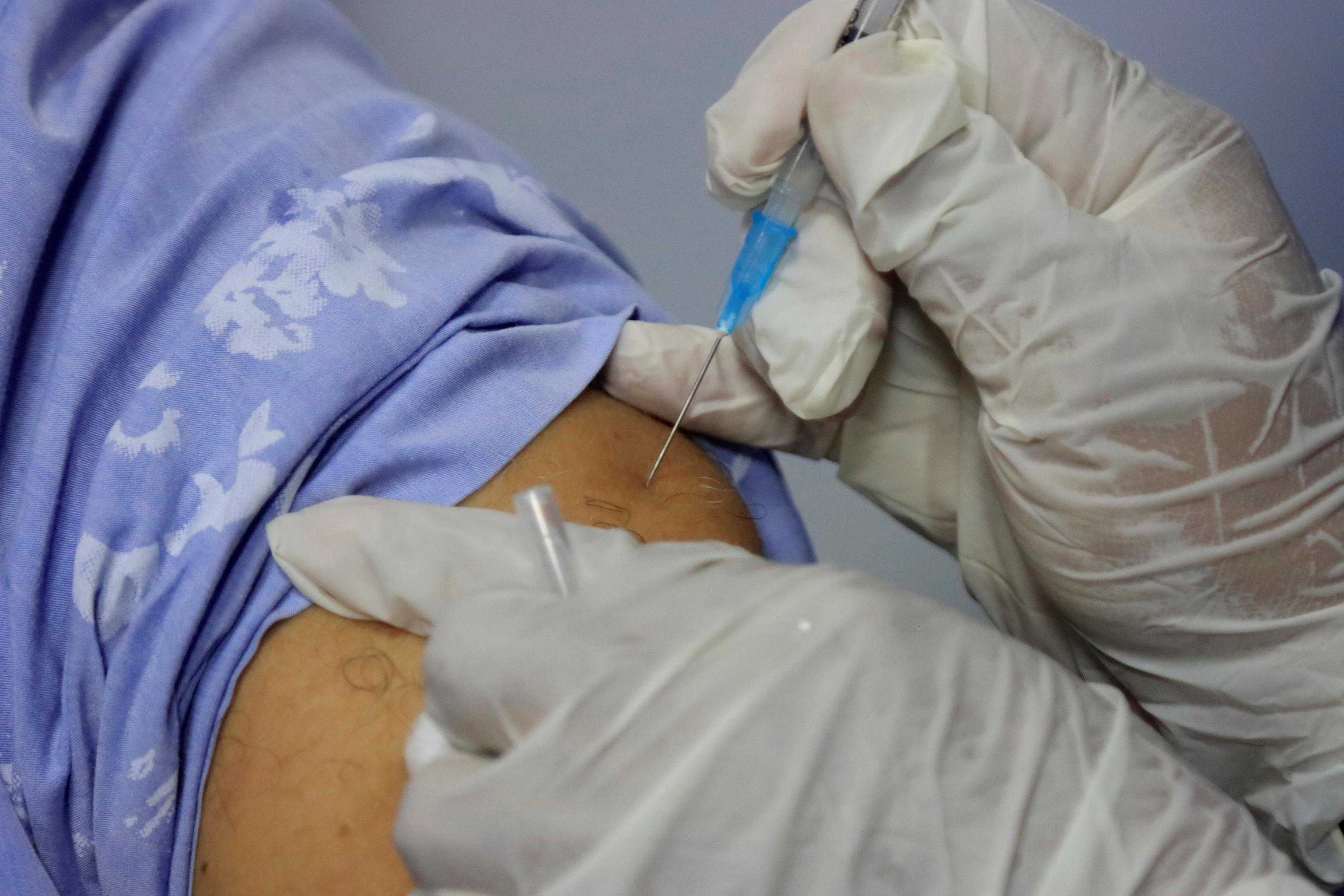 Un sanitario administra una vacuna contra el Covid en Cartagena de Indias (Colombia).