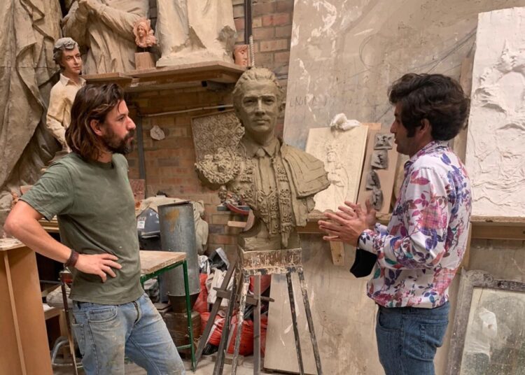 Morante junto al escultor encargado de hacer el busto de Manzanares