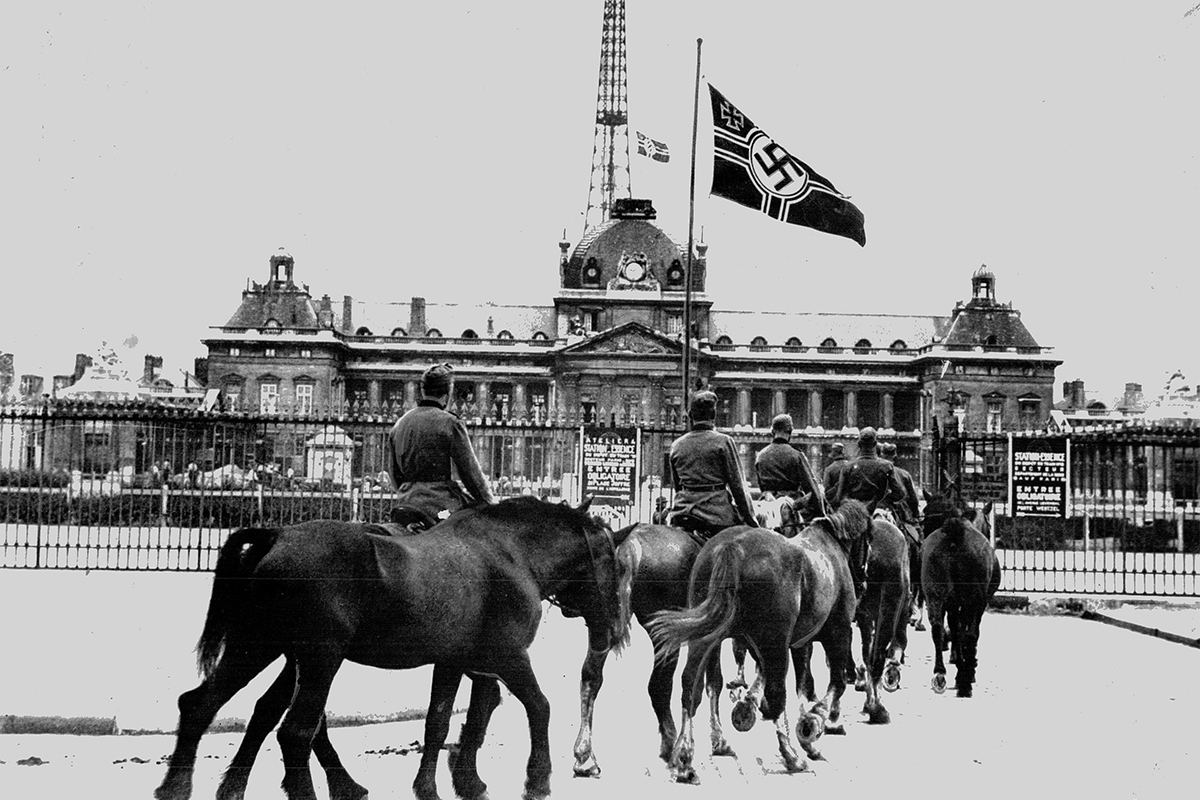 Soldados nazis, ante la École Militaire de París.