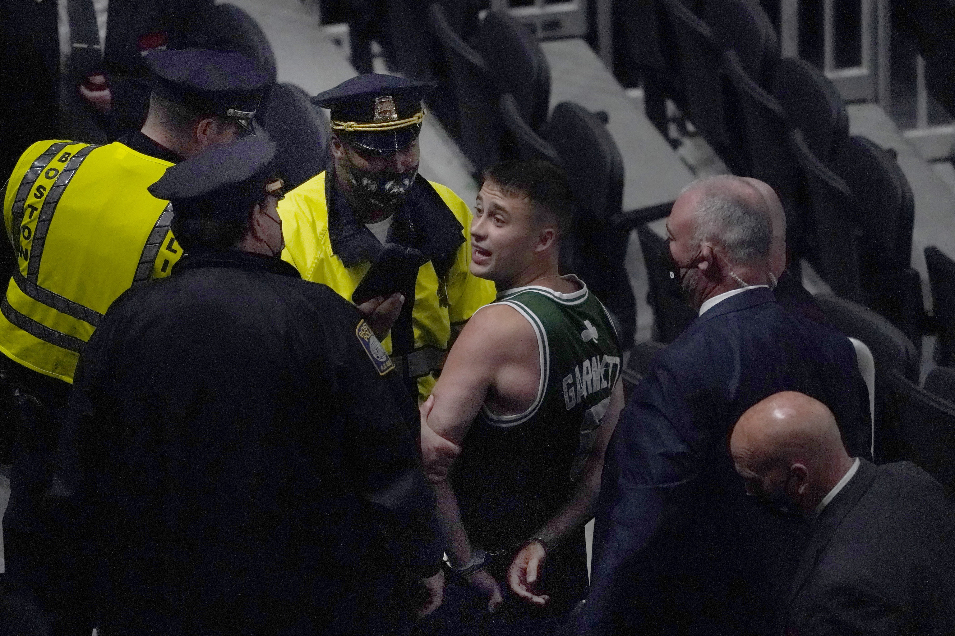 Un aficionado de los Celtics, detenido en el TD Garden.