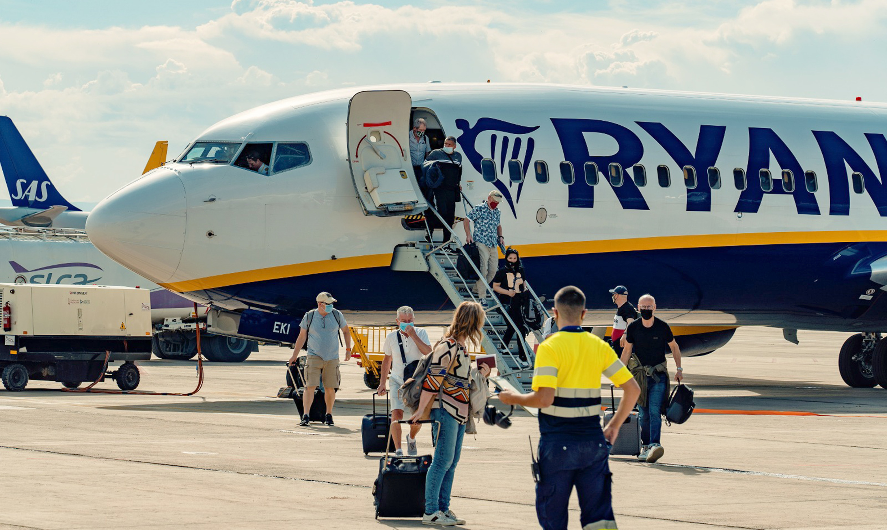 Avin de Ryanair estacionado ayer en el aeropuerto tras completar el vuelo desde Londres.