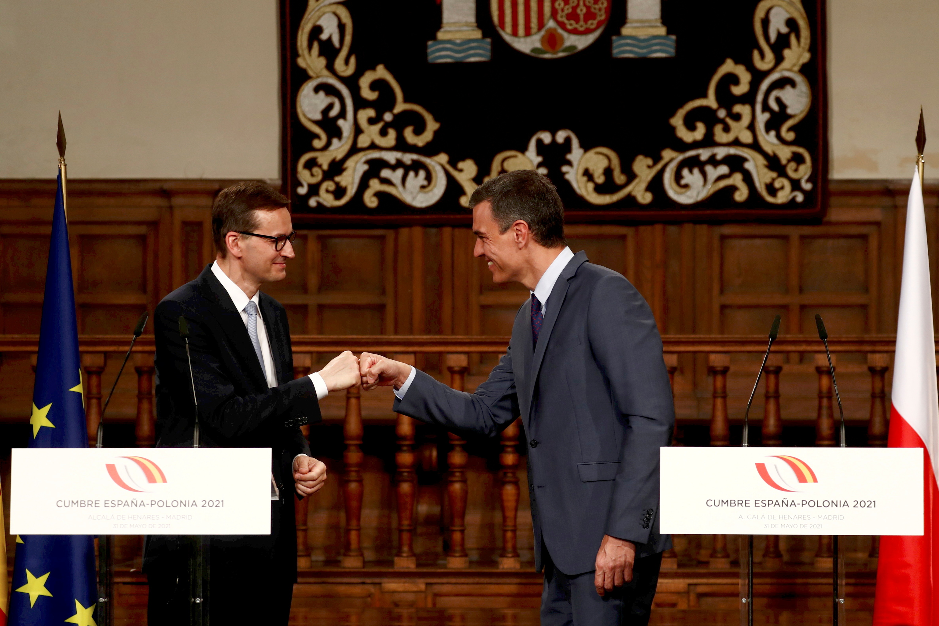 Pedro Snchez saluda al primer ministro de Polonia, Mateusz Morawiecki.