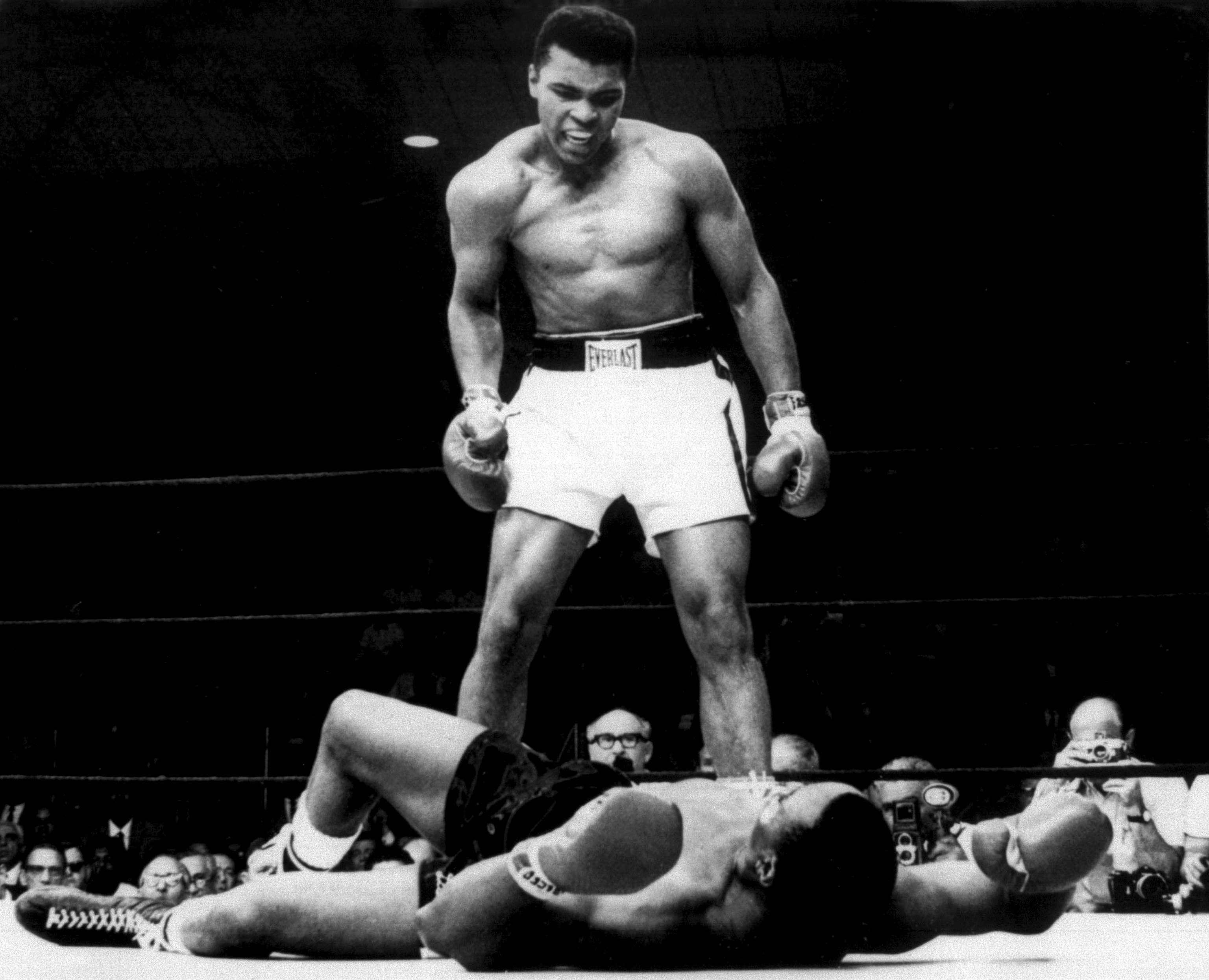 Ali tumba a Liston el 25 de mayo de 1965 en Lewiston, Maine.