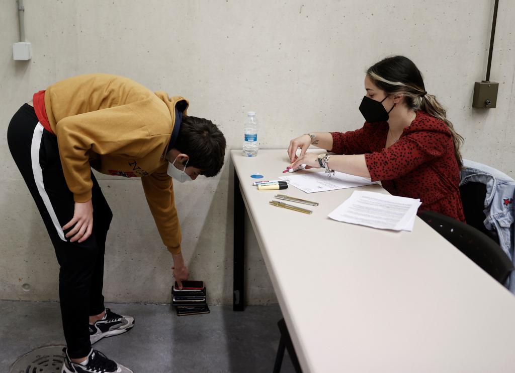 Un estudiante, ayer, 'aparcando' el mvil antes de las pruebas de la Evau en Pamplona.