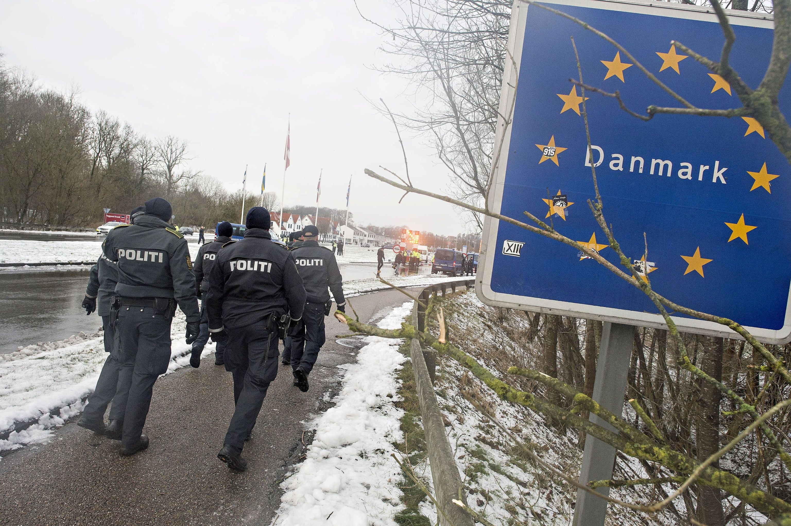 Policías daneses en la frontera con Alemania.