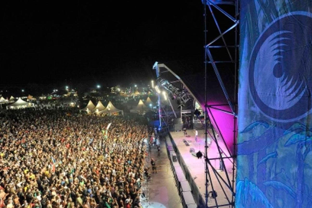 El festival Rototom acoge a decenas de miles de personas en el recinto de Benicssim.