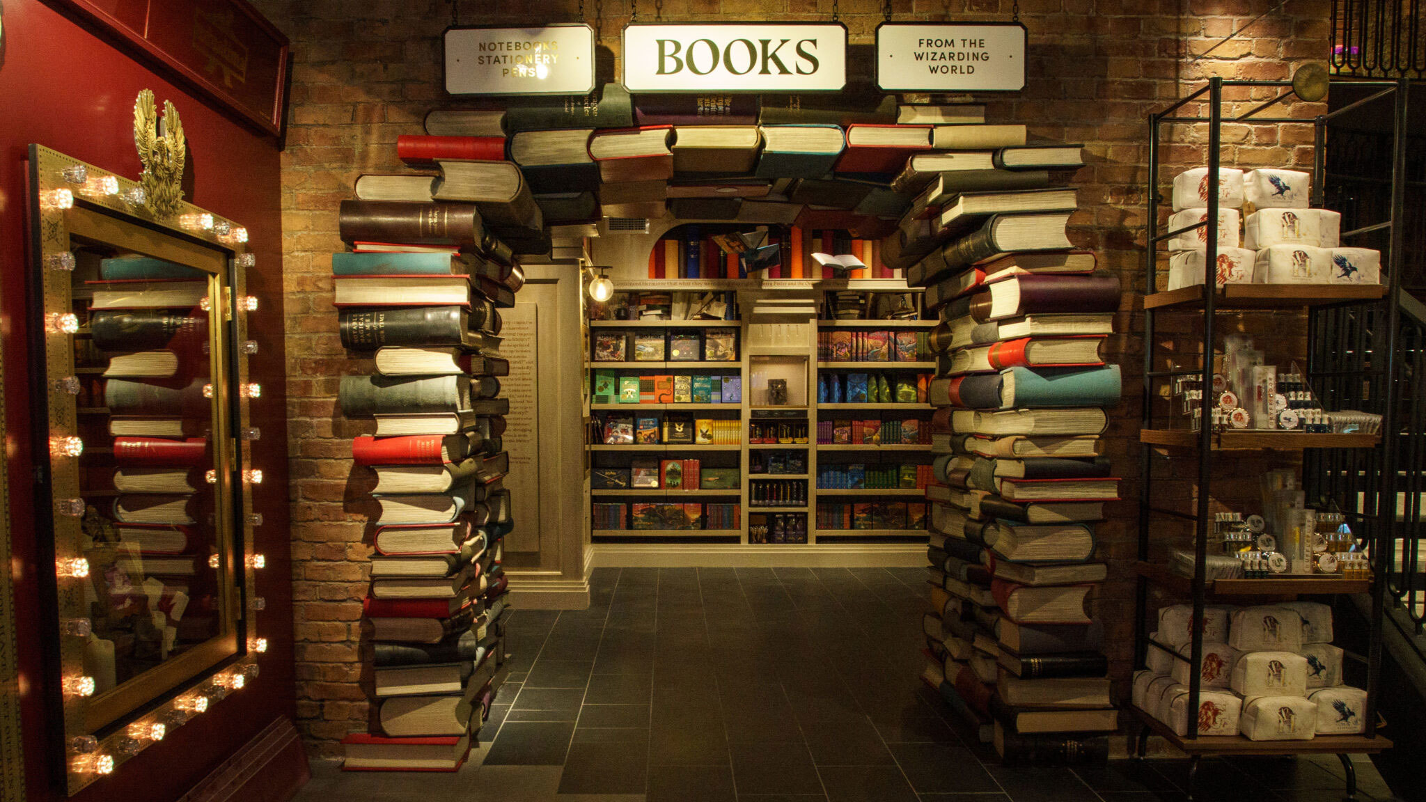 Los libros no pueden faltar en la tienda dedicada al mago.