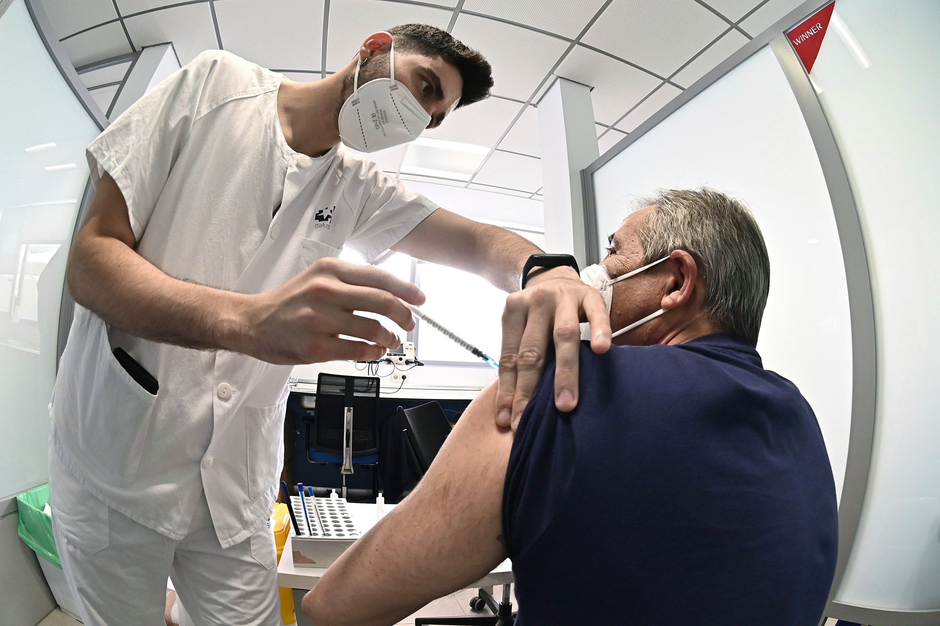 Un sanitario vacuna contra el coronavirus a un hombre en el hospital de Alcal de Henares en Madrid.
