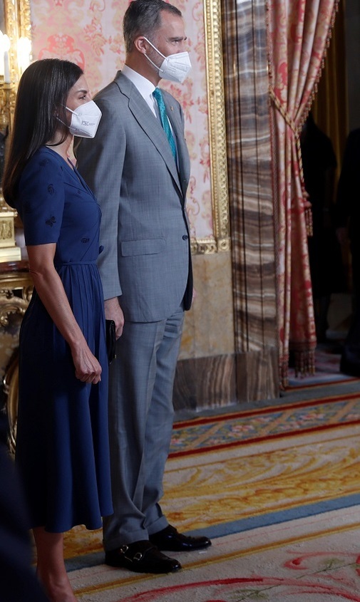 Los Reyes en el Palacio Real de Madrid - La Reina con vestido azul con...