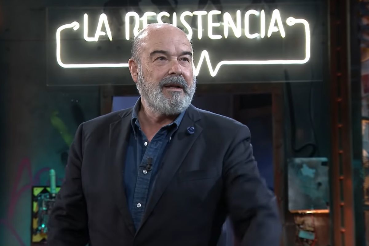 Antonio Resines vuelve a La Resistencia y se compromete a regalar un nuevo sof al programa