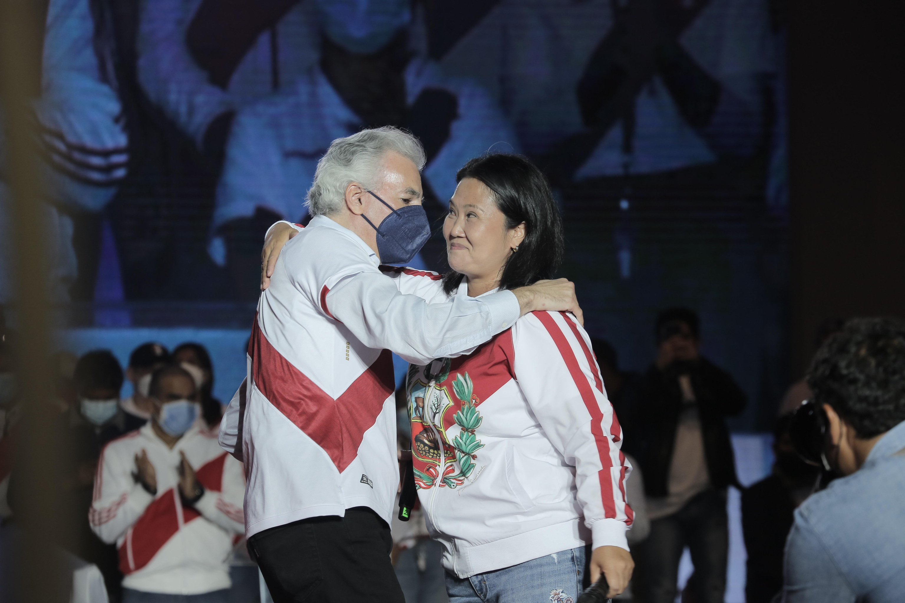 Keiko Fujimori abraza a Álvaro Vargas Llosa, hijo del premio Nobel.