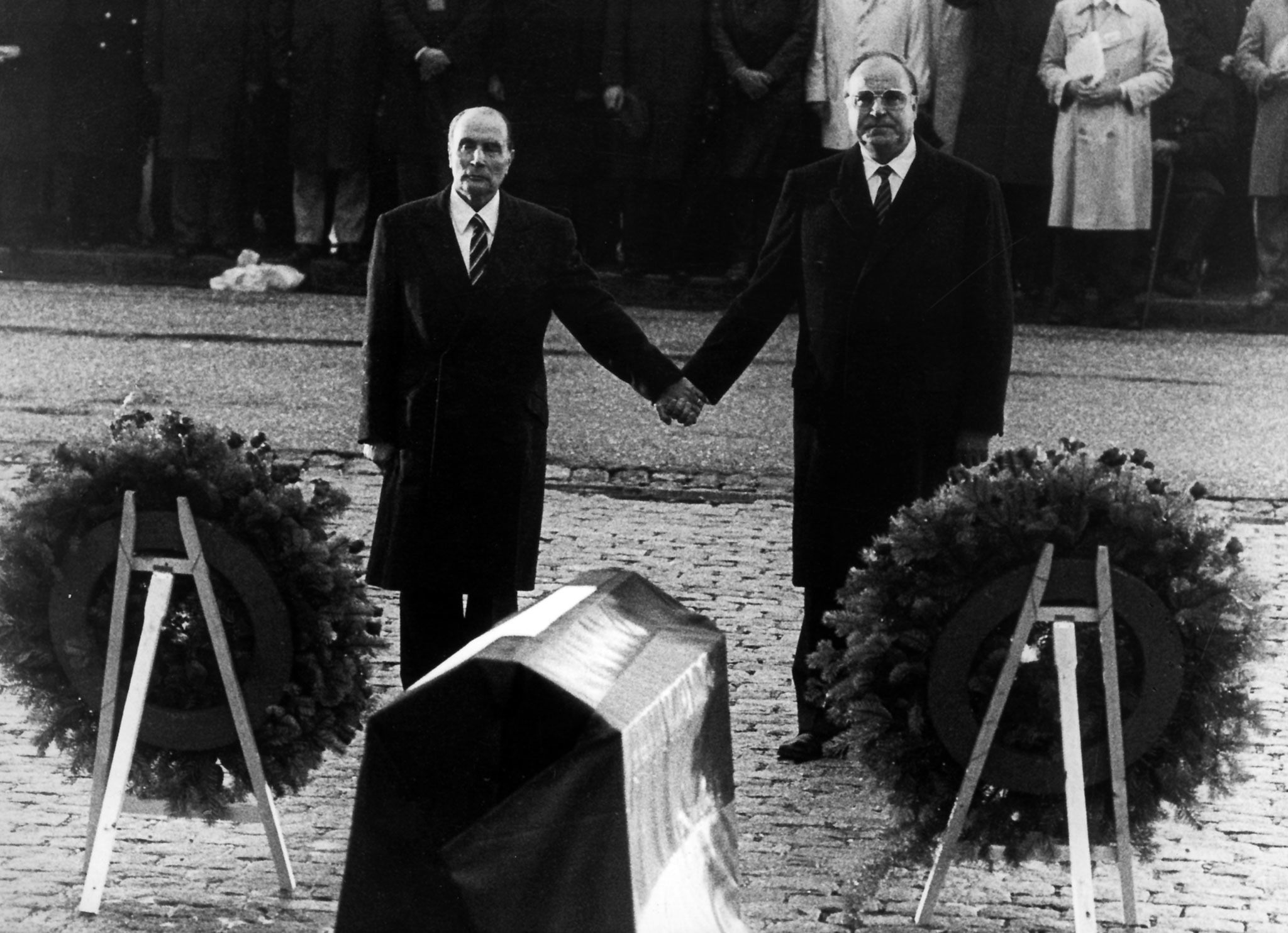 Mitterrand y Kohl escenifican la reconciliación francoalemana en Verdún (1984).
