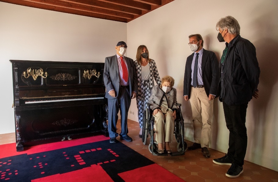 Roco Daz, directora del Patronato de la Alhambra, junto al arquitecto Juan Domingo Santos y familiares de ngel Barrios.
