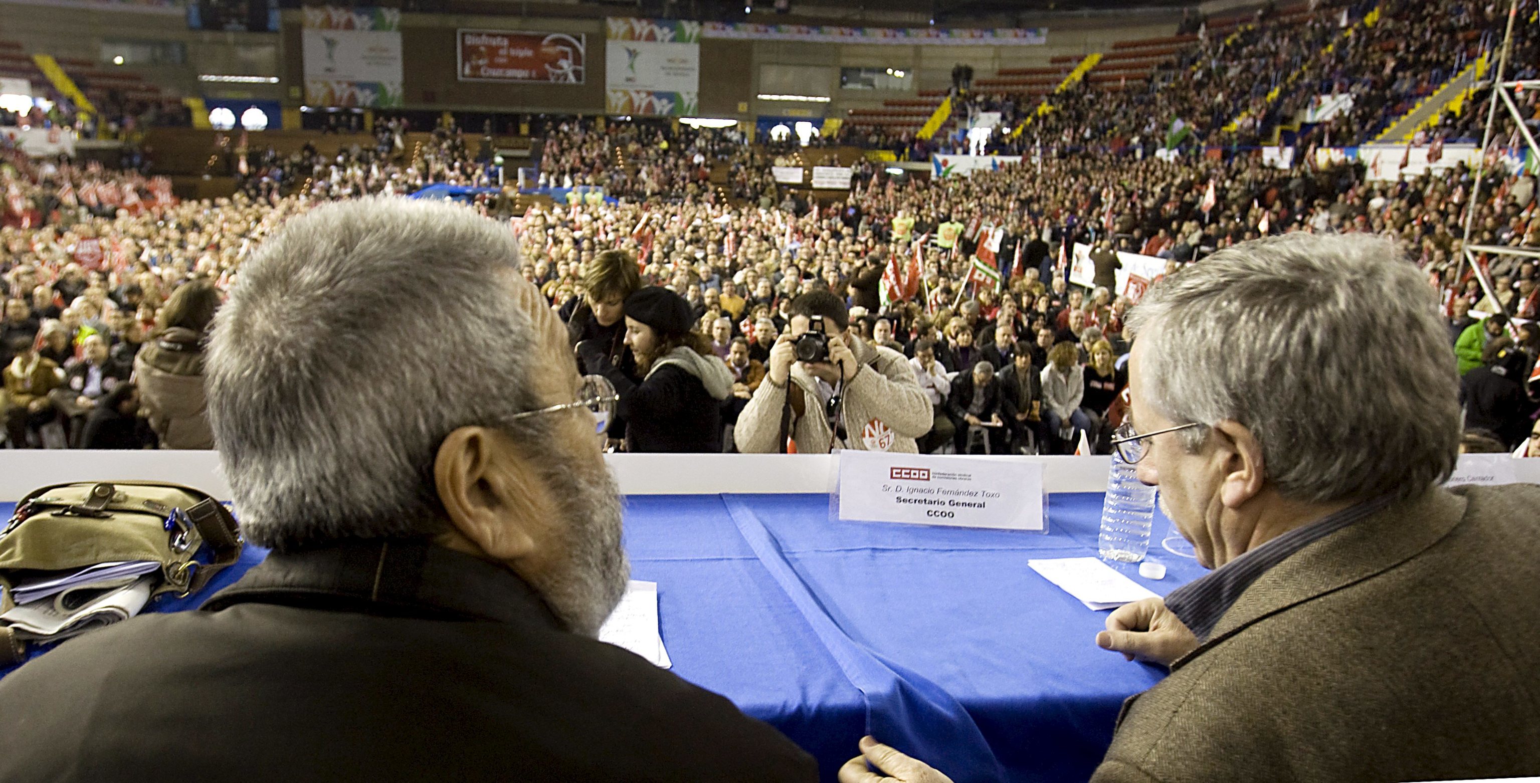 De espaldas, en enero de 2011 los lderes de UGT y CCOO , Mndez y Toxo, en la asamblea sindical celebrada en Sevilla cargada a la Junta de forma irregular.