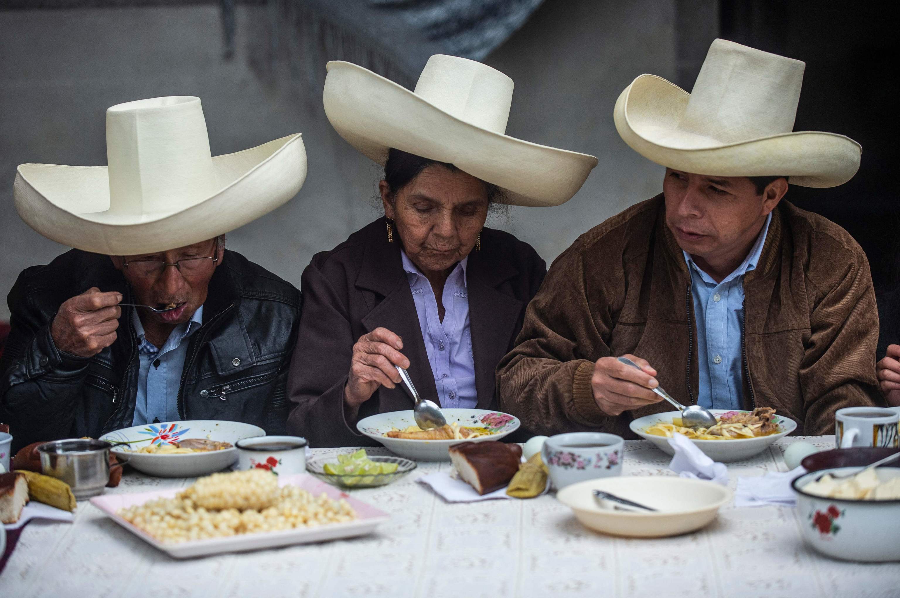 El candidato Pedro Castillo y su familia, en una comida con la prensa.