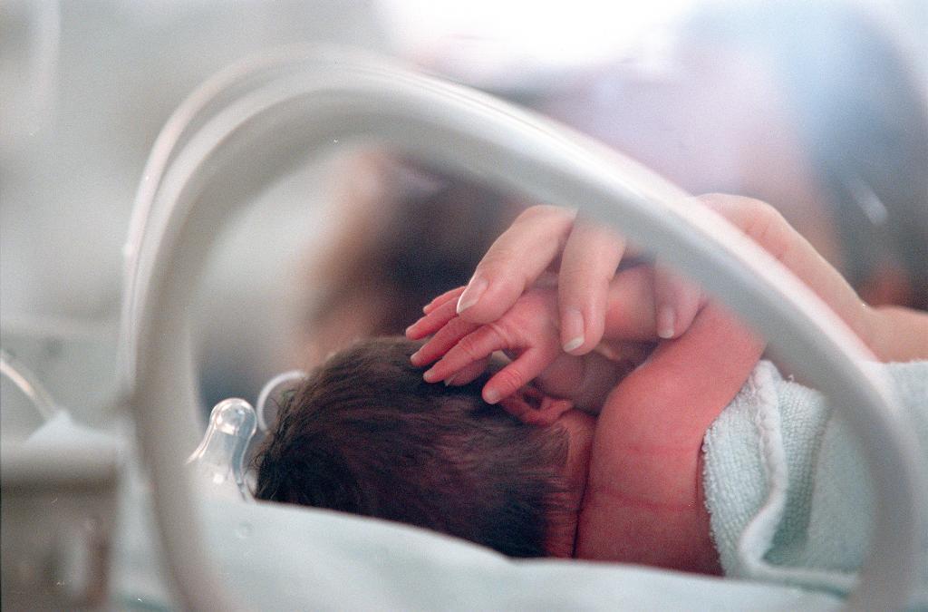 Imagen de archivo de un beb en la incubadora.