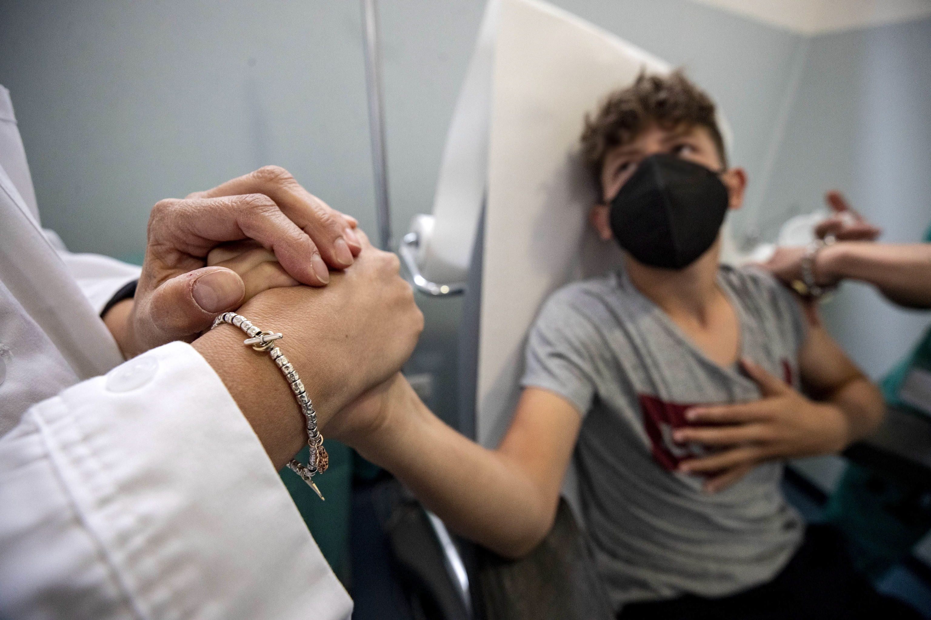 Un nio recibe la vacuna contra el coronavirus en Rieti (Italia).