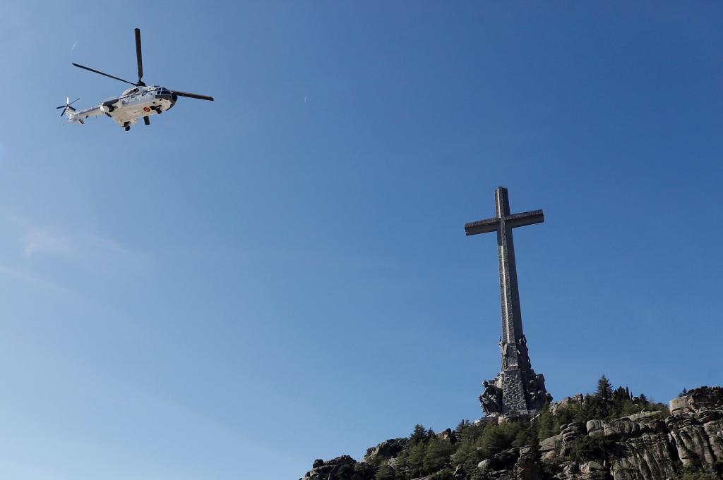 El helicptero que lleva los restos de Franco a Mingorrubio sobrevuela el Valle de los Cados en noviembre de 2019.
