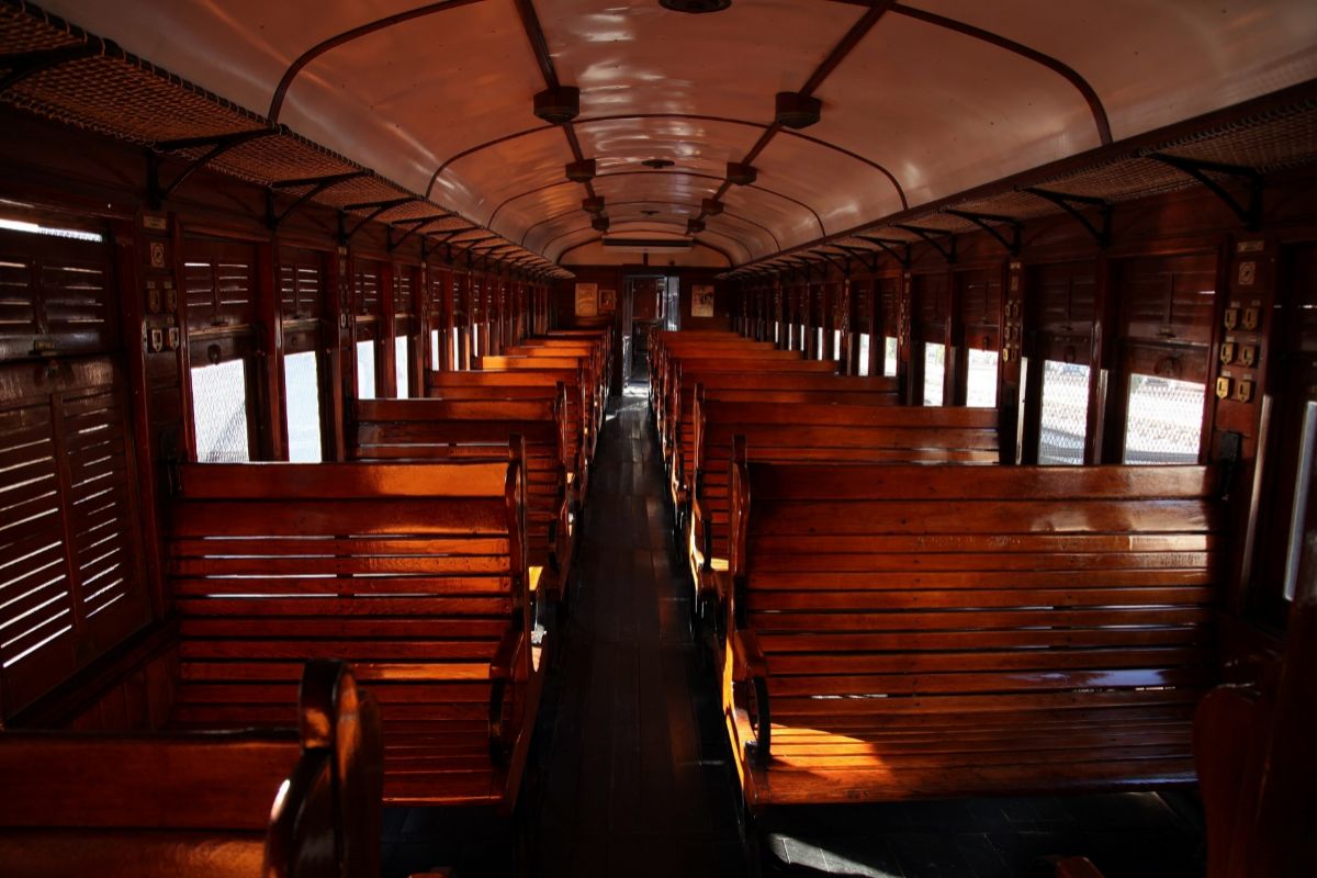 Interior de uno de los vagones del Tren de la Fresa.
