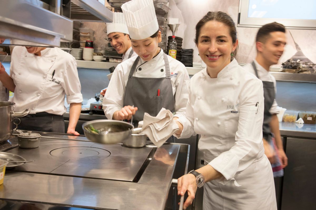 La chef con su equipo en las cocinas de Arzak (San Sebastin).