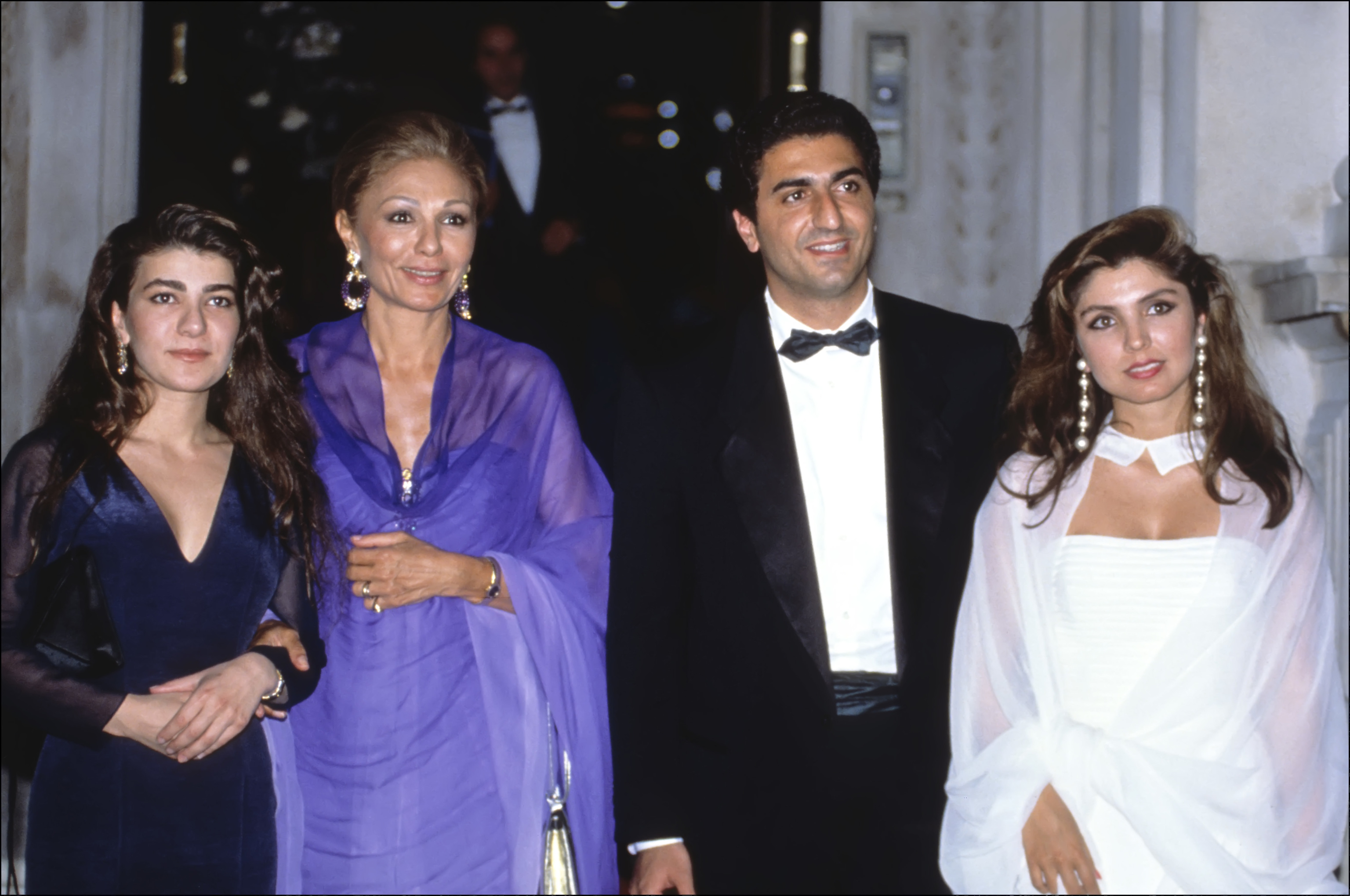 La princesa Leila Pahlav, su madre, Farah Diba, y su hermano Reza Ciro.