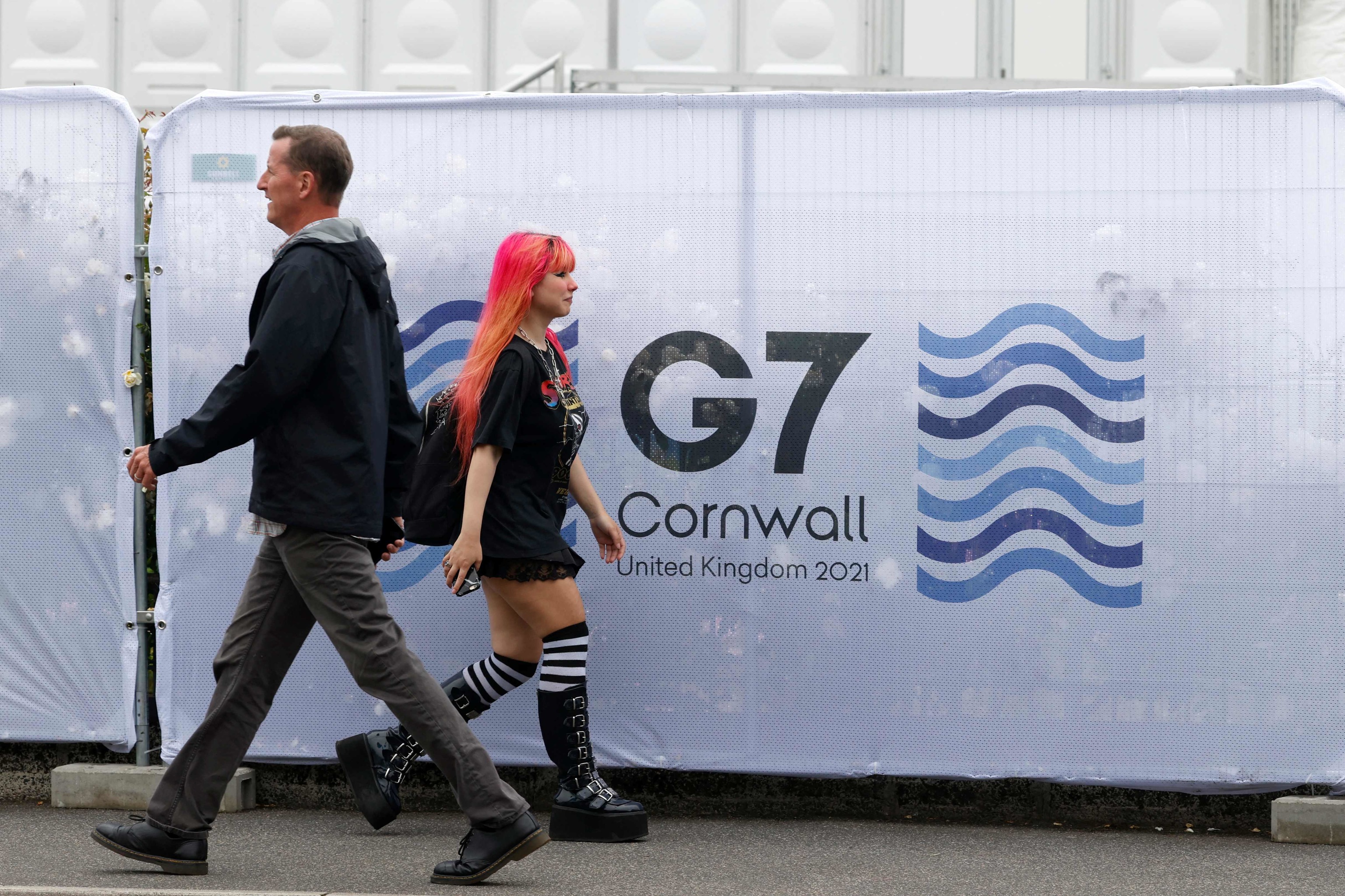 Cartel frente a una de las sedes del G7 en Falmouth (Reino Unido).