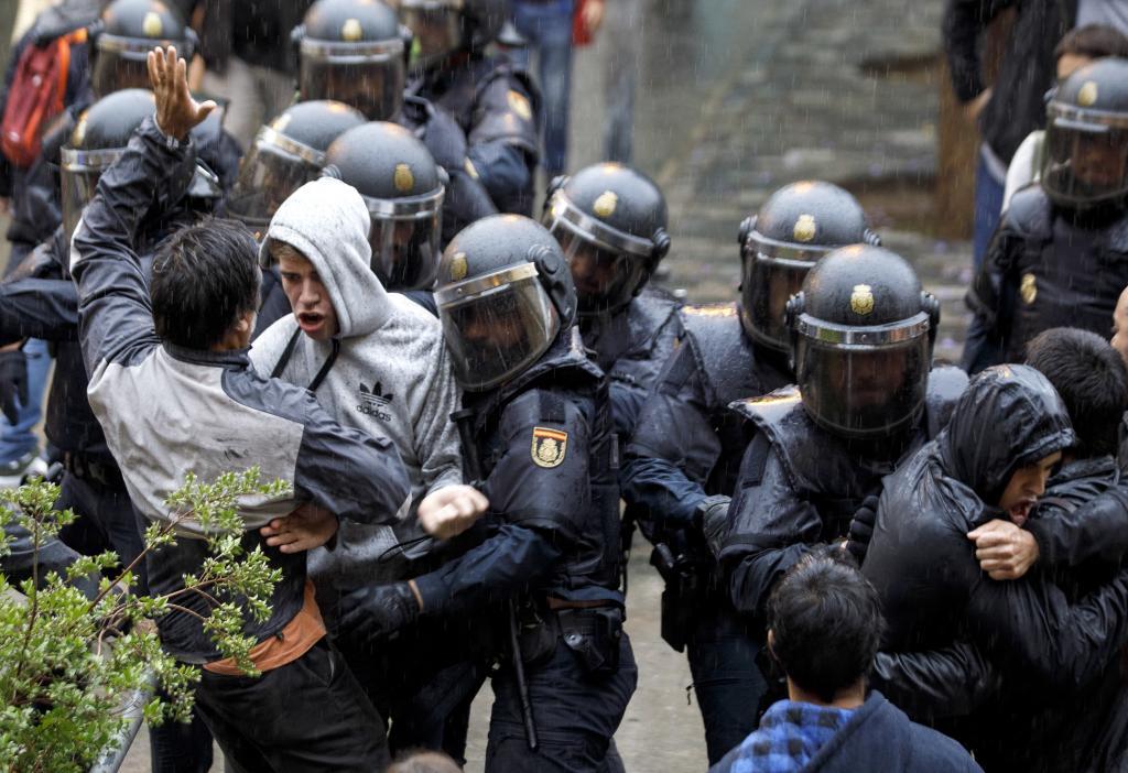 Agentes de Polica durante una de las intervenciones en la jornada del 1-O en Barcelona