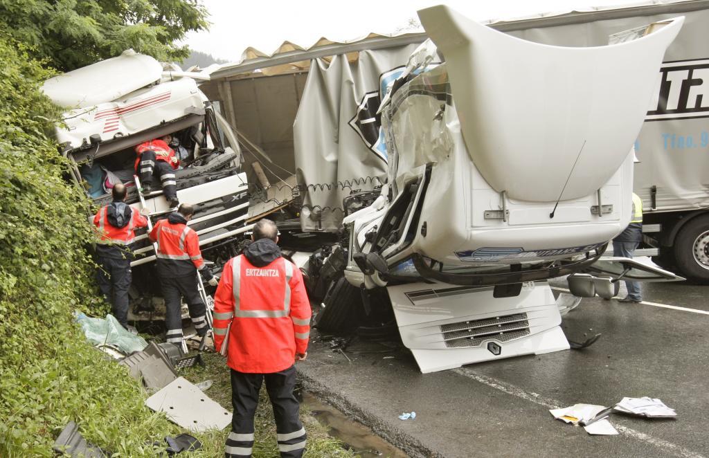 Varios ertzainas intervienen en un accidente con dos camiones siniestrados en una carretera vizcana.