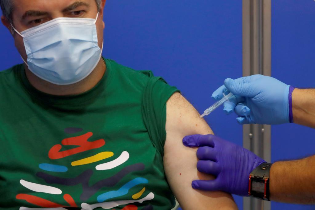 Un  hombre recibe la vacuna contra la Covid-19 en Ronda (Mlaga)