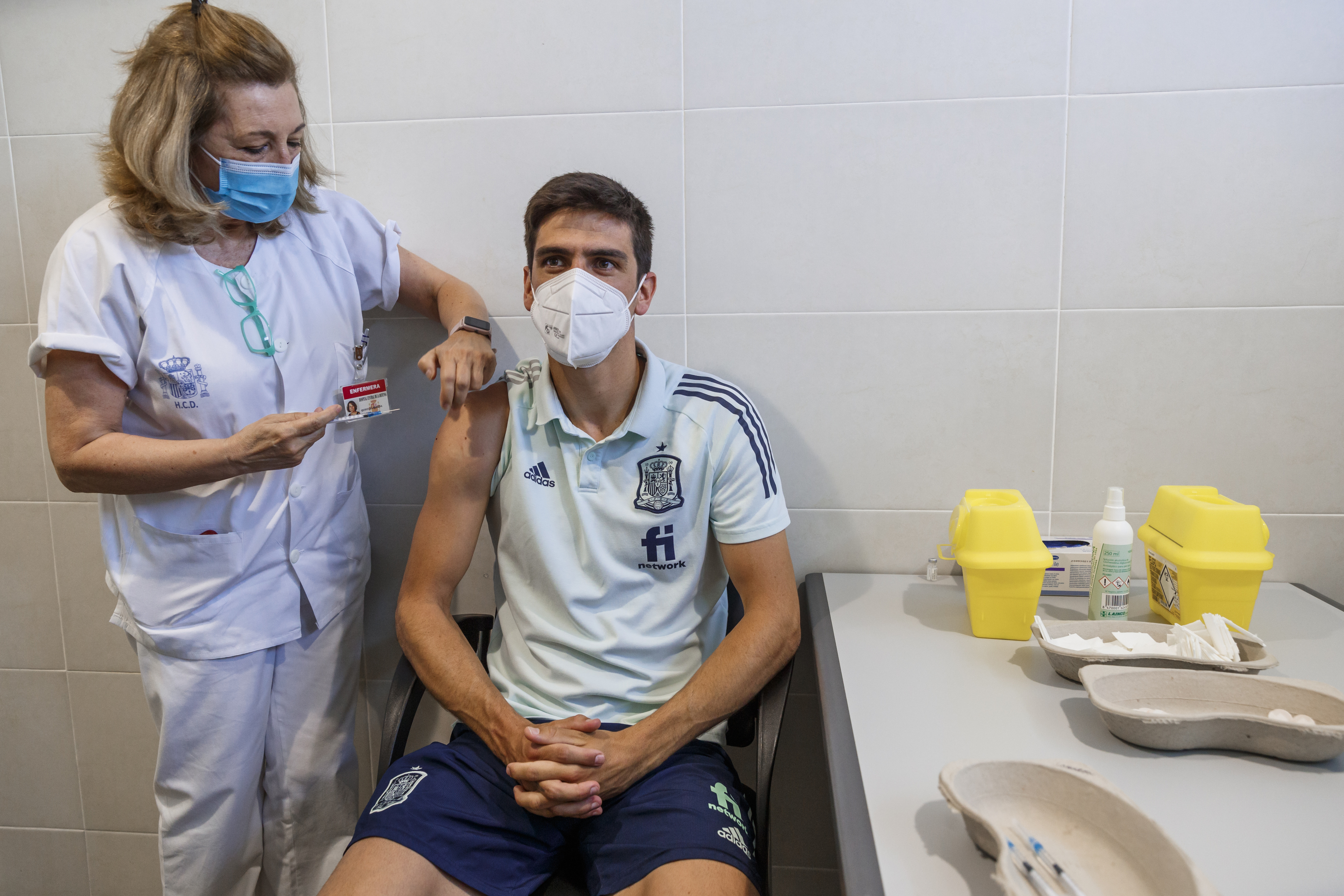 Gerard Moreno, durante la vacunación.