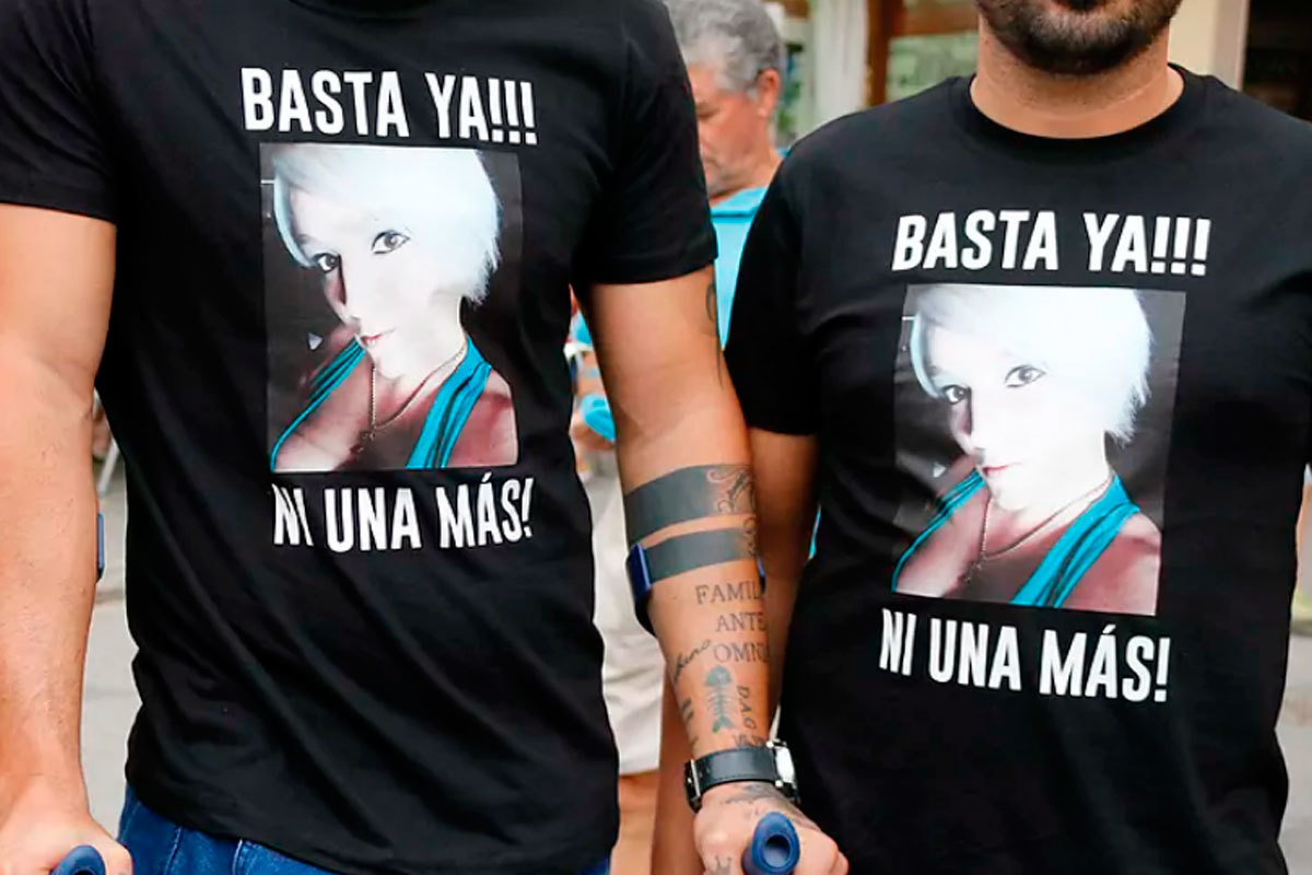 Dos personas lucen una camiseta de protesta por el crimen de Borriol.