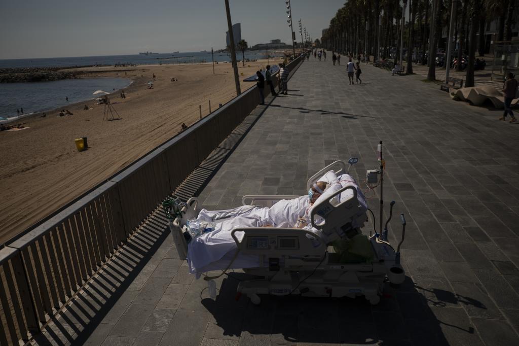 Un hombre toma el sol en Barcelona después de salir del hospital