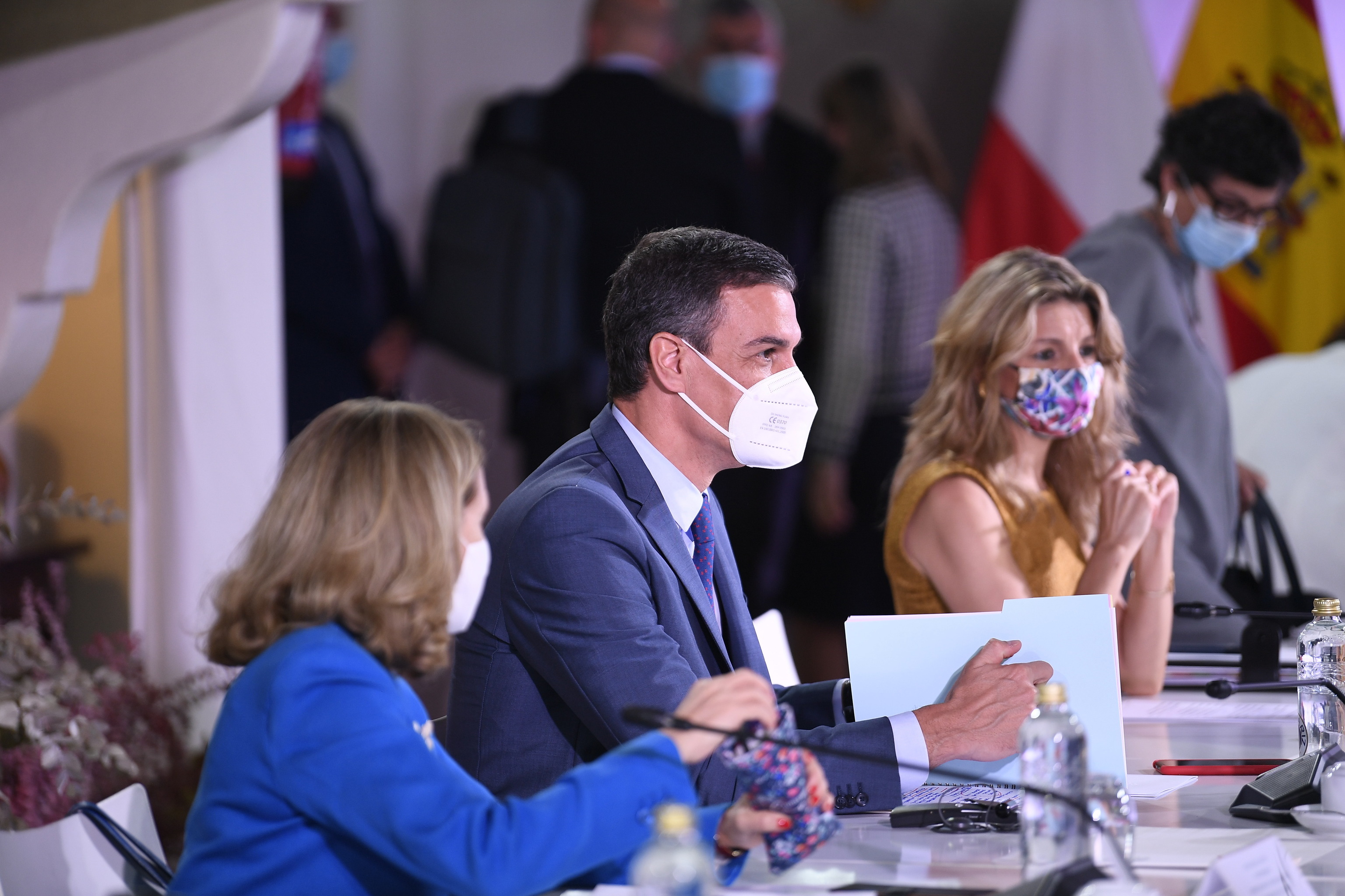 El presidente del Gobierno, Pedro Snchez, acompaado de las vicepresidentas Nadia Calvio y Yolanda Dazen una cumbre celebrada en mayo en Alcal de Henares (Madrid).