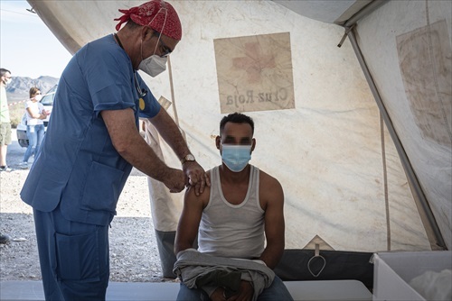 Un enfermero vacuna a un jornalero en Njar.