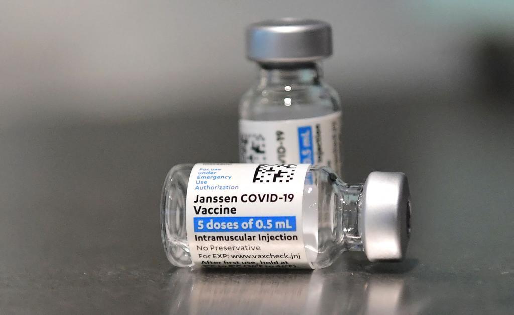 Dos viales de la vacuna de Janssen contra el coronavirus.