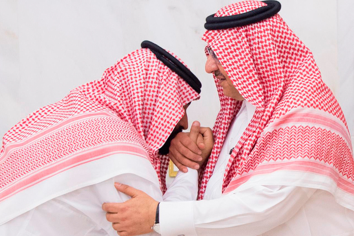 Mohamed bin Salman besa la mano de Mohamed bin Nayef.