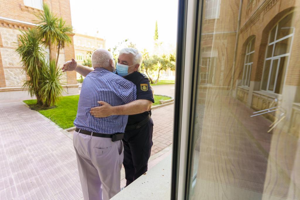Fermn abraza a un anciano en una residencia.