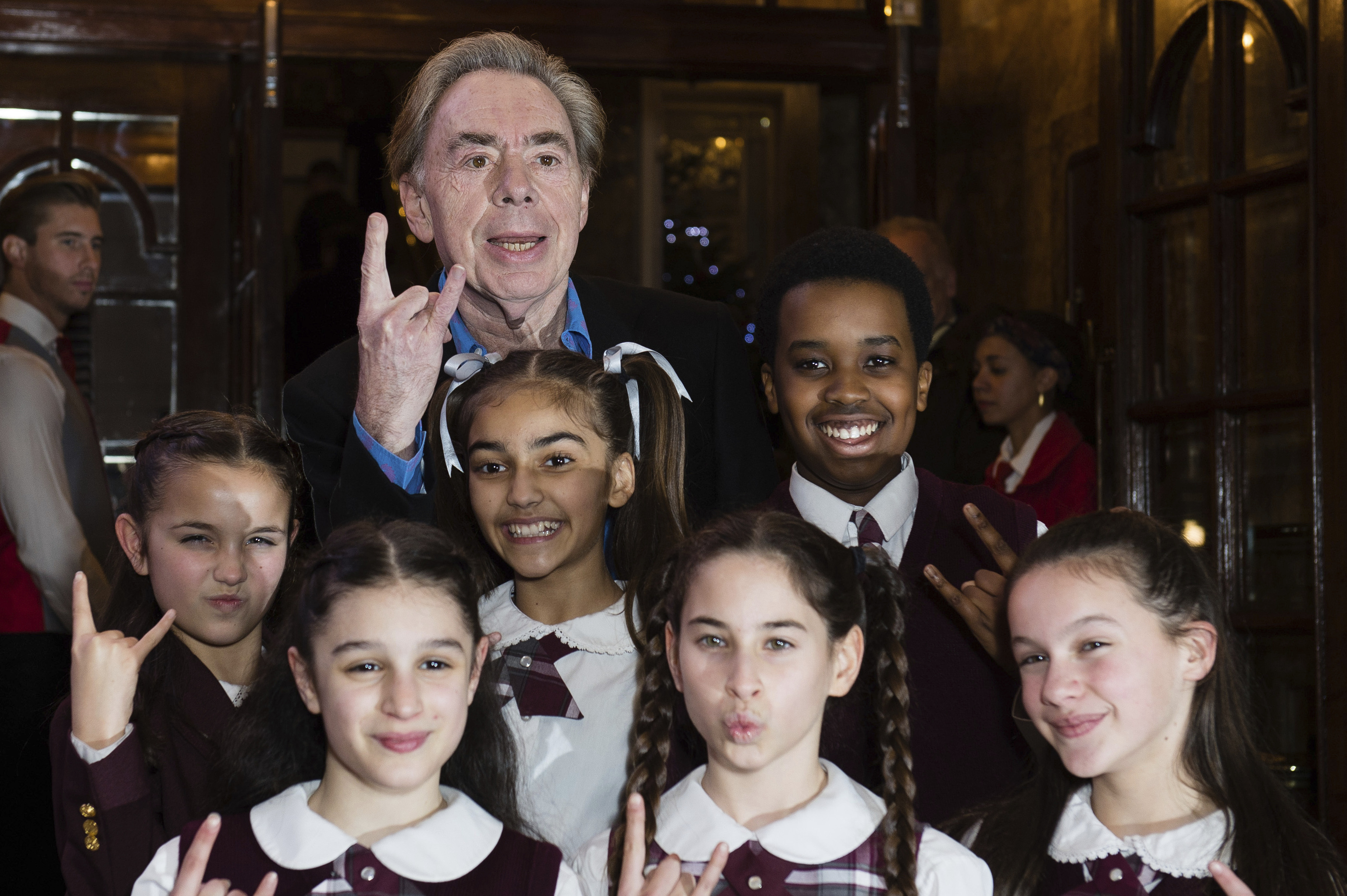 Andrew Lloyd Webber y los niños actores de una versión anterior de 'Cenicienta'.