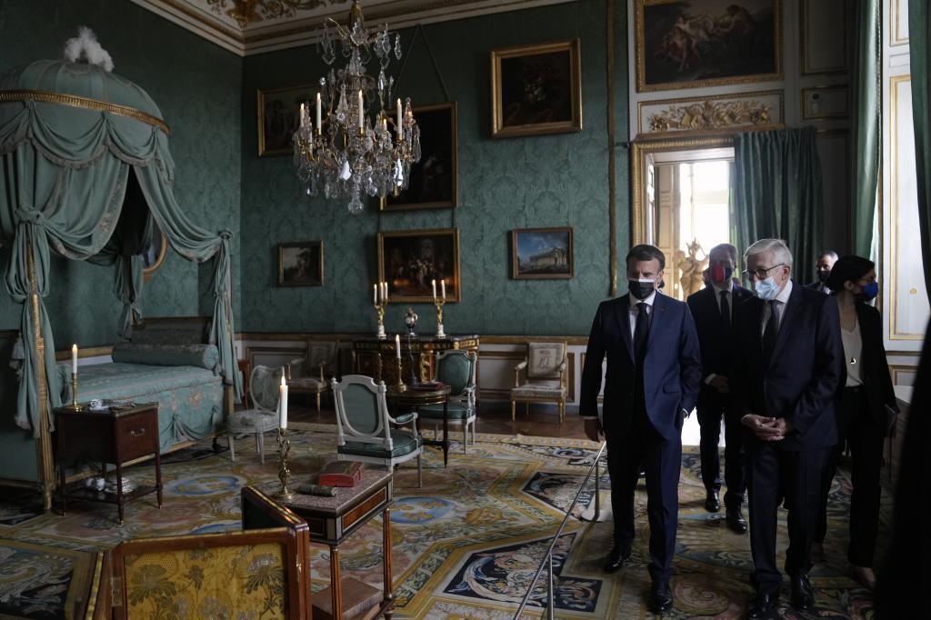 El presidente Macron, en su visita al Hotel de la Marina.