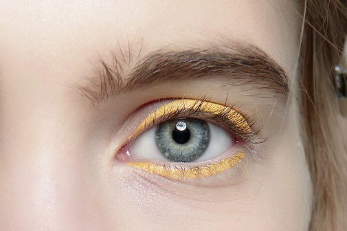  El amarillo, el color de los eyeliners y las manipedis del verano (palabra de Gigi Hadid)