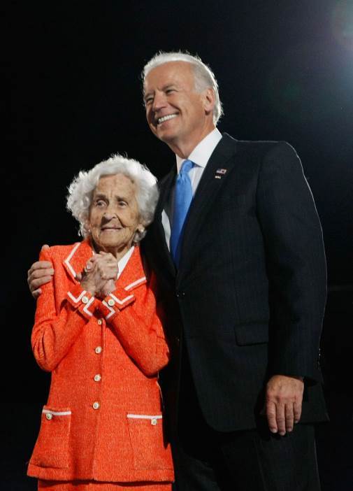 Joe Biden con su madre Jean