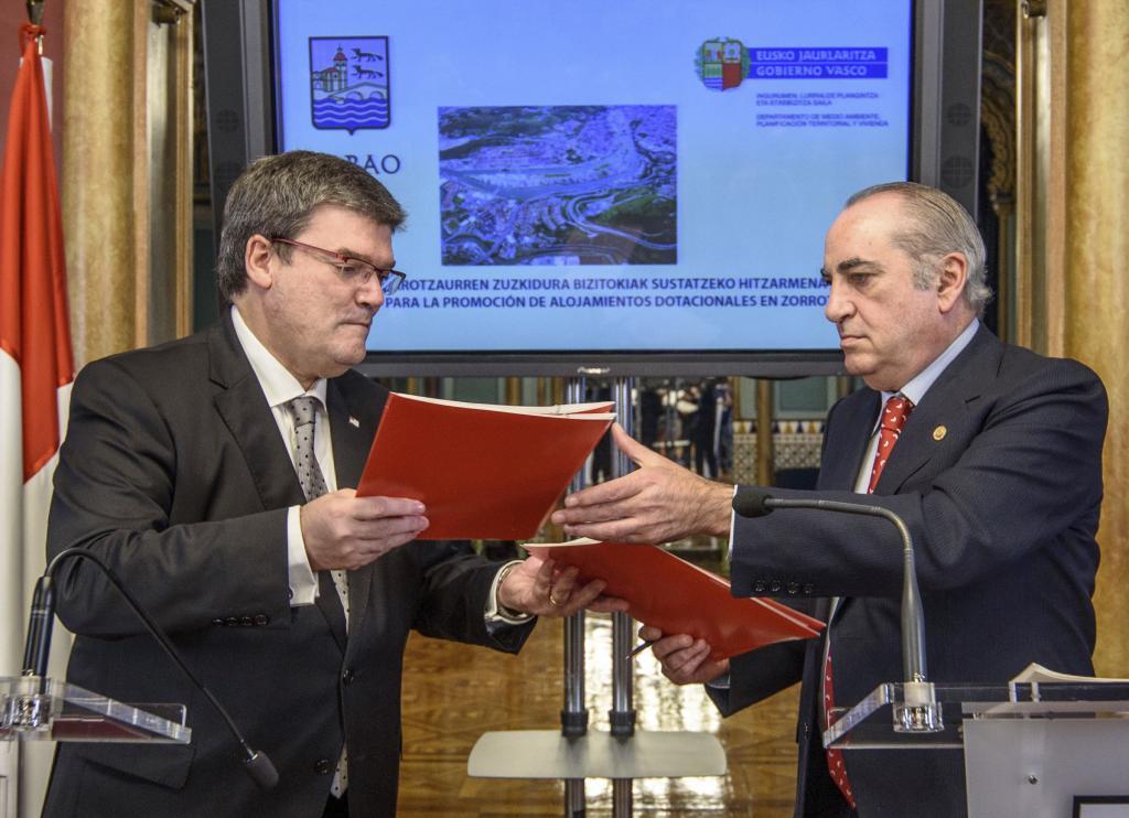 El alcalde Aburto junto al consejero Arriola durante la firma de un acuerdo para la construccin de apartamentos en Zorrozaurre.