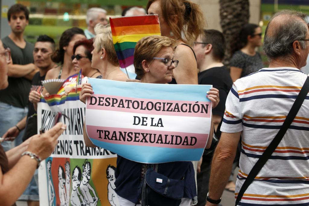 Una mujer en una manifestacin del Orgullo con un cartel por la despatologizacin de la transexualidad.
