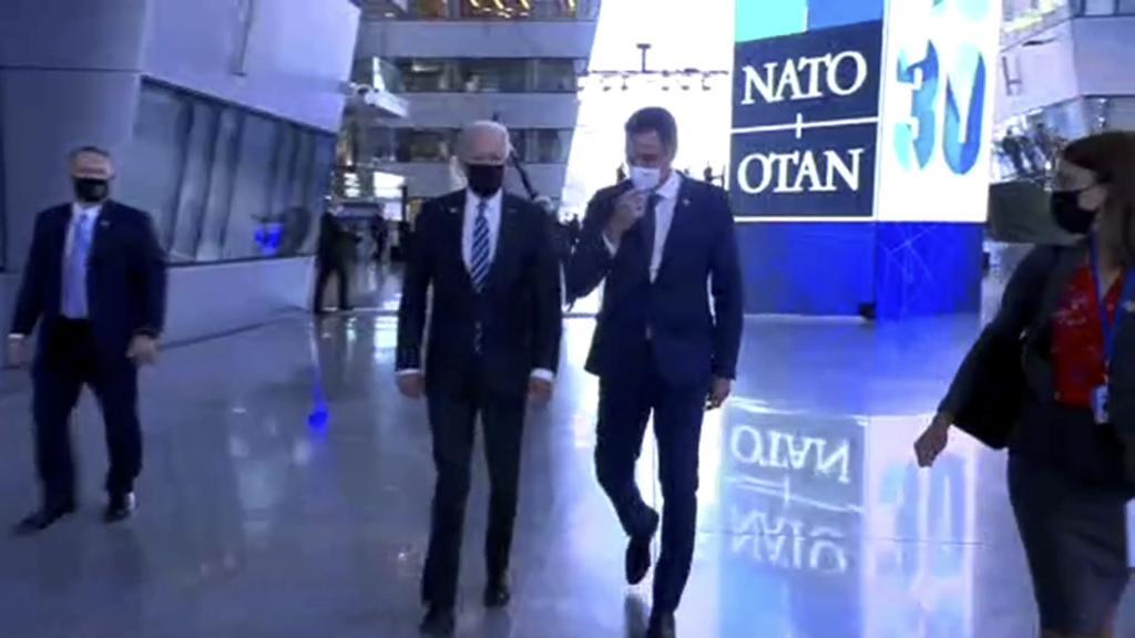 Snchez y Biden, durante su 'paseo' en la cumbre de la OTAN.