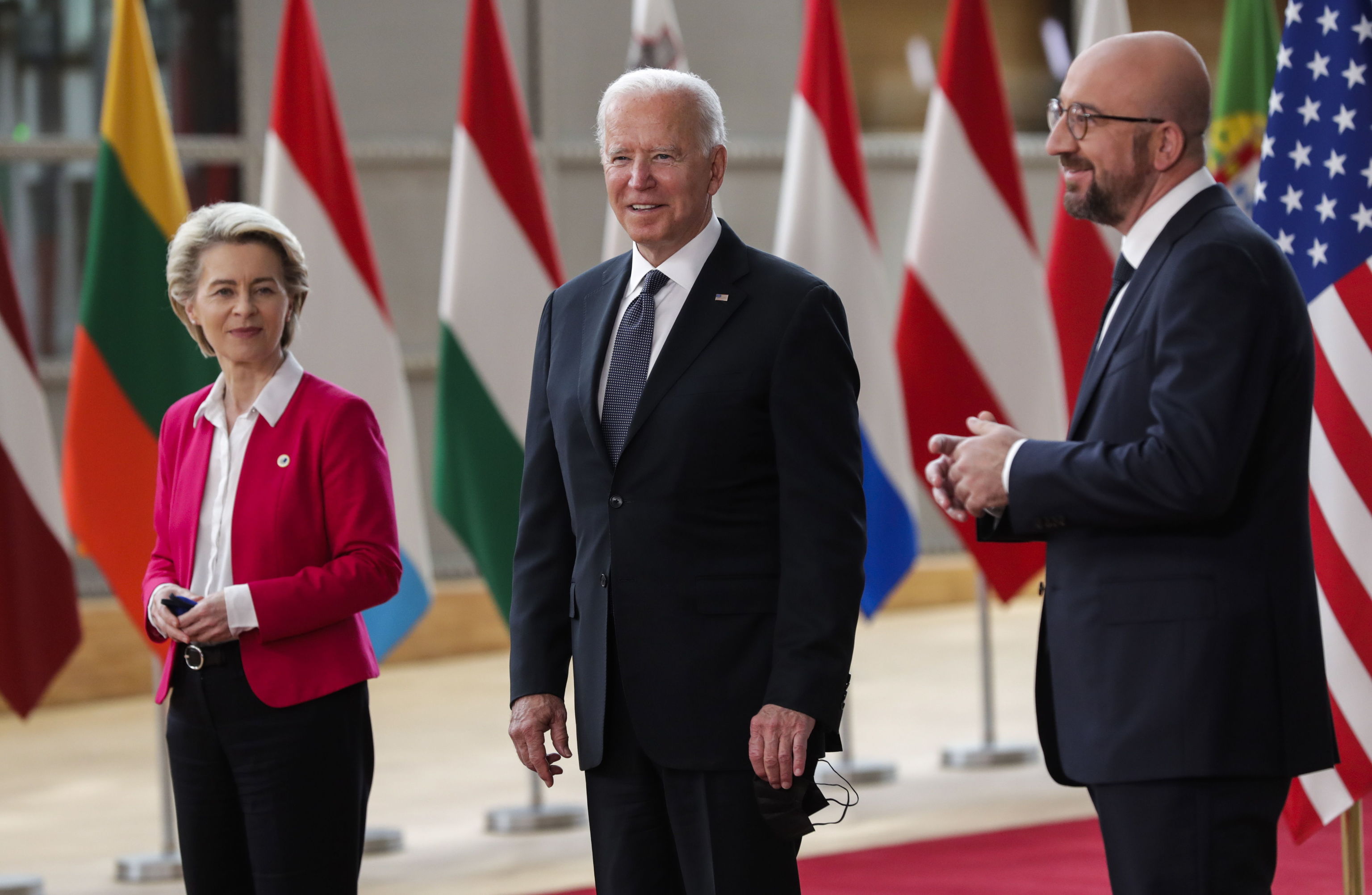 Joe Biden es recibido por el presidente del consejo europeo, Charles Michel, y la presidenta de la comisin, Ursula von der Leyen