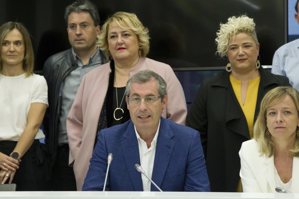 Olano acompaado por las actuales diputadas Eider Mendoza y Aintzane Oiarbide tras ser elegidos en las elecciones forales de 2019.